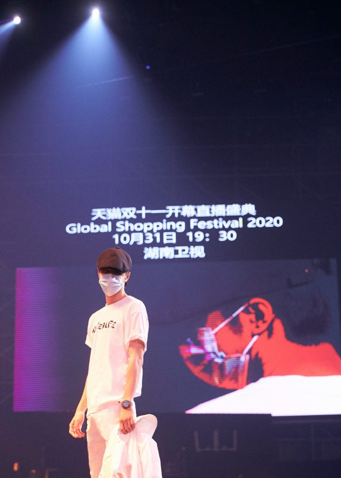 Vương Nhất Bác năng nổ hoạt bát trên sân khấu nhưng kiệt sức dưới hậu đài Ảnh 7