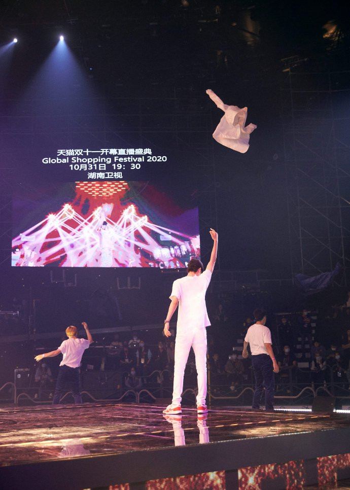 Vương Nhất Bác năng nổ hoạt bát trên sân khấu nhưng kiệt sức dưới hậu đài Ảnh 9