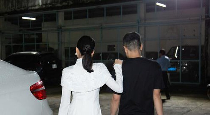 Rò rỉ hình ảnh Lệ Quyên được bạn trai tin đồn hộ tống đi diễn