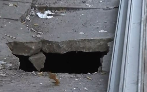 Bất ngờ sụt xuống hố 'tử thần', người đàn ông kinh hãi tới mức không dám kêu cứu vì thứ này bên dưới Ảnh 2