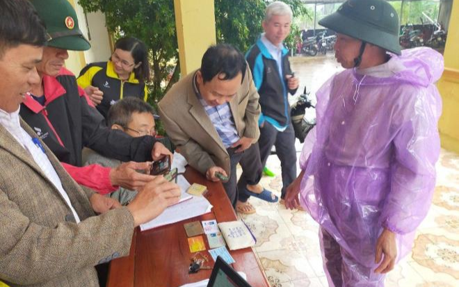 Phát hiện dây chuyền vàng trong túi đồ cứu trợ, người đàn ông ở Hà Tĩnh tìm người trả lại Ảnh 2