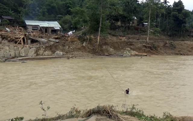 Lũ cuốn trôi cầu gây cô lập, người dân ngôi làng ở Quảng Nam bắc dây cáp qua sông Ảnh 2