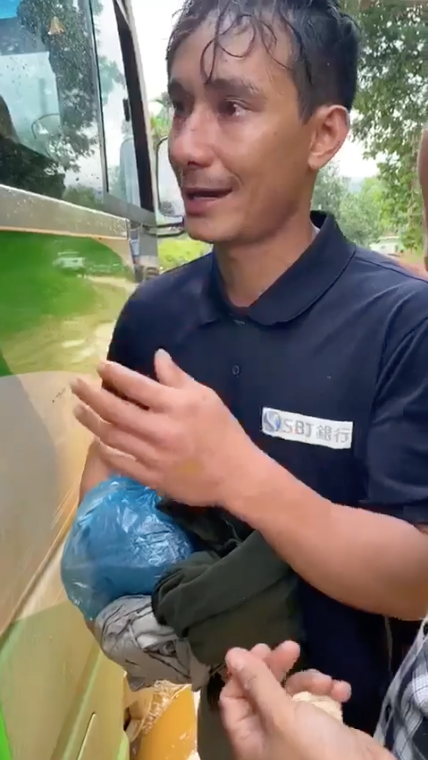 Người đàn ông trở về quê nhà sau khi hay tin vụ sạt lở, bật khóc 'Em không cần tiền, chỉ xin xe đi thôi' Ảnh 1