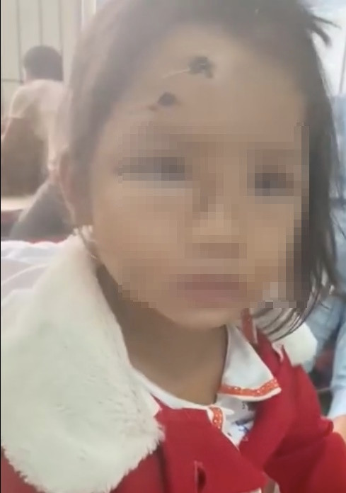 Người đàn ông trở về quê nhà sau khi hay tin vụ sạt lở, bật khóc 'Em không cần tiền, chỉ xin xe đi thôi' Ảnh 2