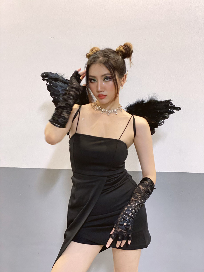 Orange chọn phong cách quyến rũ và tinh nghịch để đi diễn đêm Halloween.