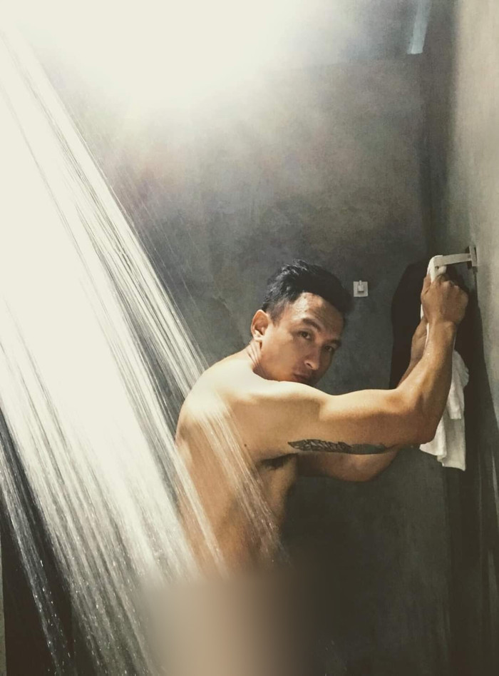 Bức ảnh khoe thân cực kì táo bạo của nam MC