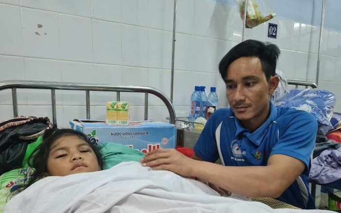 Người đàn ông bật khóc nói 'không cần tiền, chỉ xin xe đi thôi' ở Trà Leng đã đoàn tụ với vợ con Ảnh 2