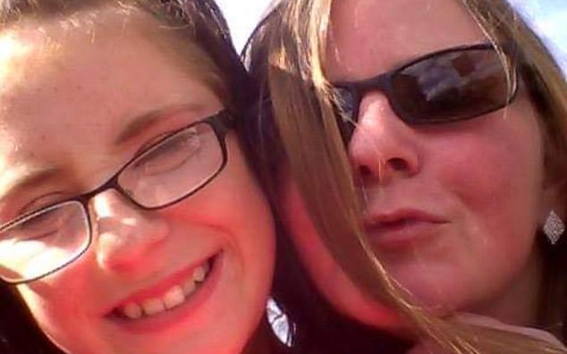 Người mẹ độc ác bỏ mặc con gái sắp chết để đi uống rượu với bạn bè Ảnh 2