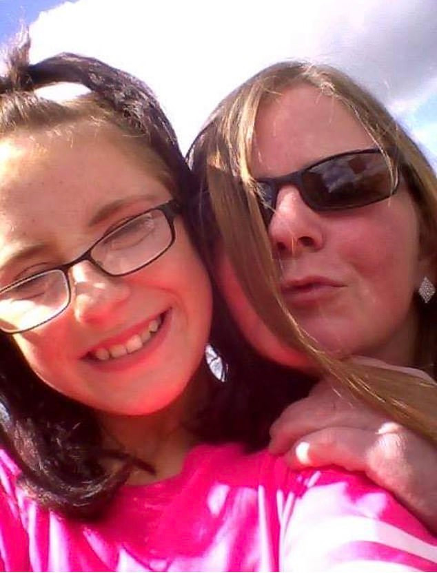 Trong ngày cô bé Robyn qua đời, bà mẹ Goldie đã bỏ ra ngoài uống rượu với bạn bè.