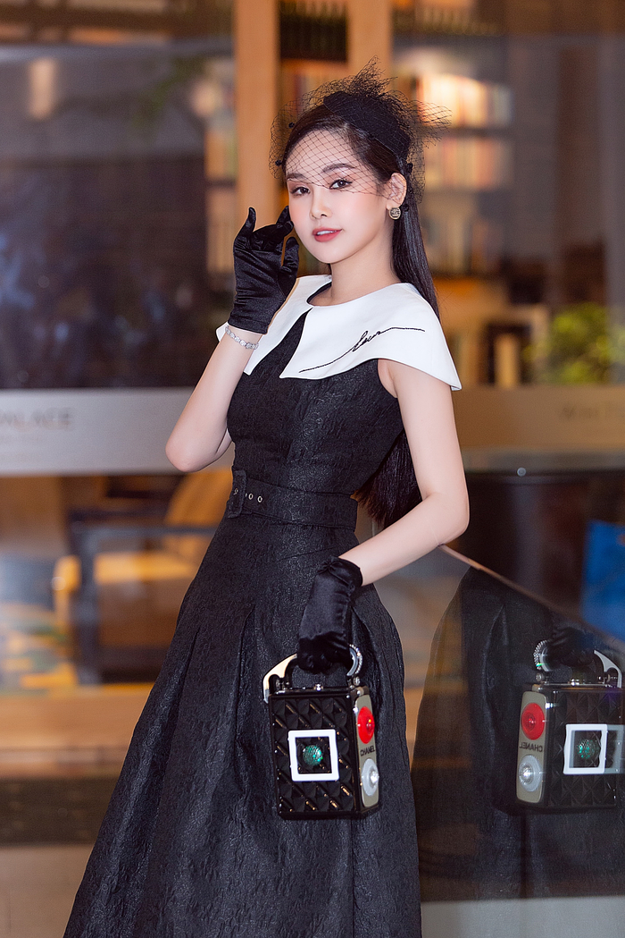 Lê Âu Ngân Anh chọn cho mình tông đen /trắng làm gam màu chủ đạo 