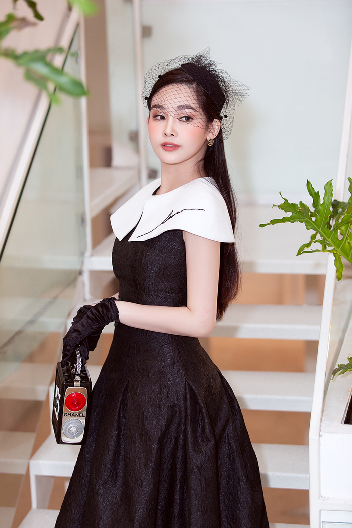 Cô chọn cho mình bộ váy đen thanh tao với phần cồ áo màu trắng tinh tế nhấn nhá là phần găng tay cùng mũ lưới đội đầu kiêu kì