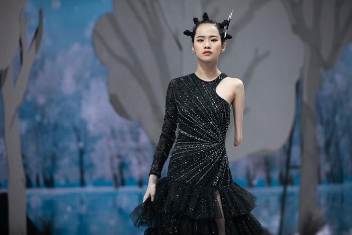 Siêu mẫu Thanh Hằng, model khuyết tay Hà Phương hoá 'thiên thần' quyền lực trên sàn diễn Ảnh 4