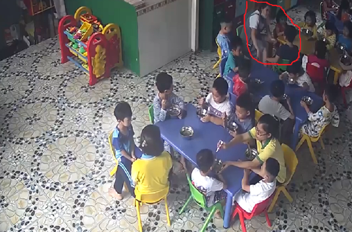Cô H. đánh trẻ bị camera an ninh ghi lại. Ảnh cắt từ clip