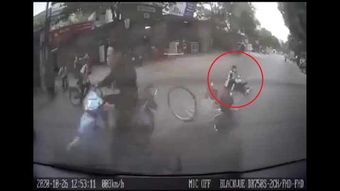 Tình huống 'tiếp đất' của hai cô bạn khiến người xem vừa thương vừa cảm thấy không thể nhịn cười. Ảnh cắt từ clip