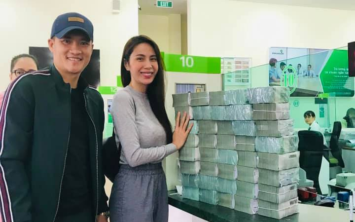 Thông tin mới nhất việc Thủy Tiên tạm dừng hỗ trợ ở Quảng Trị vì có người đeo vàng đến nhận tiền Ảnh 2