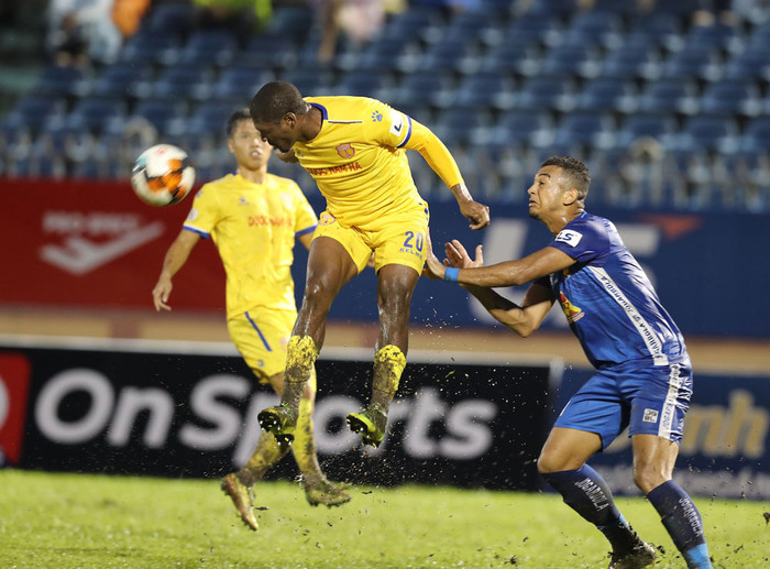 CLB Quảng Nam (áo xanh) về hạng Nhất vì thua hiệu số bàn thắng bại trước Nam Định (áo vàng).