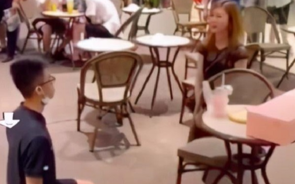 'Bị' cầu hôn tới 101 lần, cô gái bất lực quỳ lạy chàng trai Ảnh 2