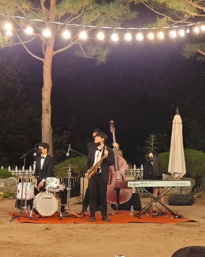 Jang Nara bật khóc tại đám cưới anh trai - diễn viên Jang Seong Won Ảnh 11