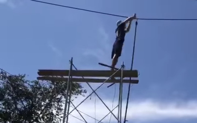 Bức xúc vì dây điện 3 pha chạy ngang qua nhà, một hộ dân bất chấp nguy hiểm kê giàn giáo lên tự cắt Ảnh 2