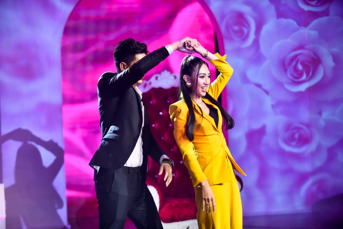 Cô nàng rất vui vẻ với anh chàng mình lựa chọn