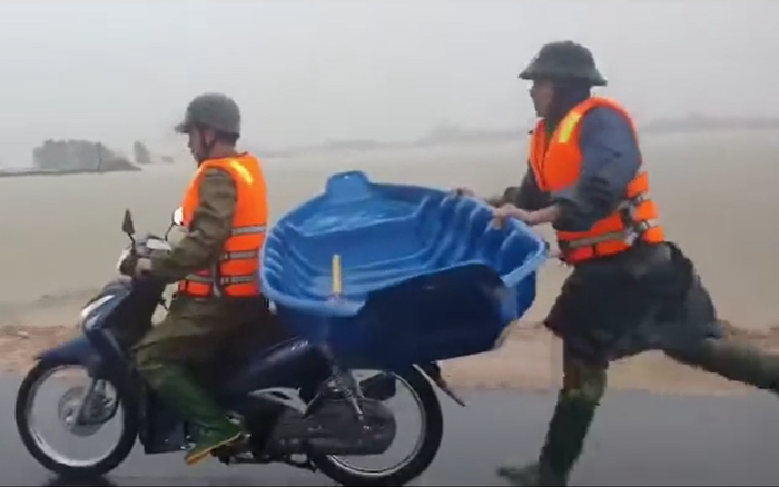 'Cay khóe mắt' trước hình ảnh chiến sĩ công an giữ thăng bằng cho thuyền, chạy theo xe máy 2km để cứu dân Ảnh 2