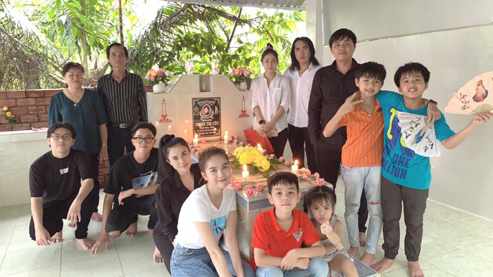 Ngọc Trinh đăng ảnh cùng đại gia đình của mình bao gồm bố ruột, mẹ kế, các anh chị em và cháu đến viếng mộ của mẹ