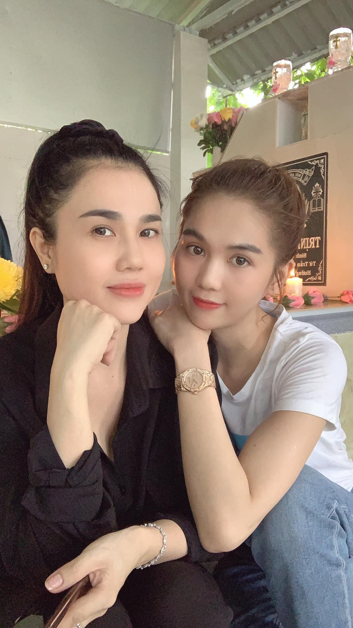 Ngọc Trinh và chị gái Ngọc Bích chụp hình cùng nhau khi đi viếng mộ mẹ