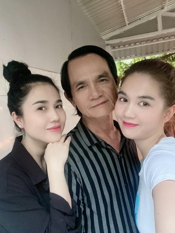 Chị em nhà Ngọc Trinh chụp ảnh cùng ba Bảy Tòng