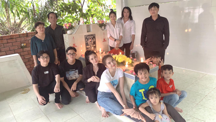 Được biết, năm nào cứ đến ngày này, Ngọc Trinh đều sắp xếp thời gian về viếng mộ mẹ