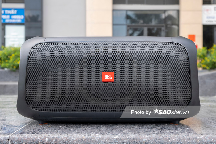 Dùng thử loa Bluetooth JBL PartyBox On The Go: Thiết kế lạ, điểm cộng ở chất âm Ảnh 1