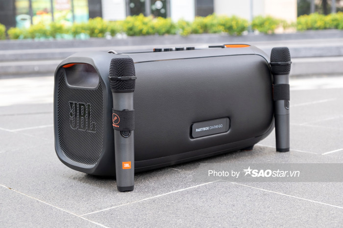 Dùng thử loa Bluetooth JBL PartyBox On The Go: Thiết kế lạ, điểm cộng ở chất âm Ảnh 5