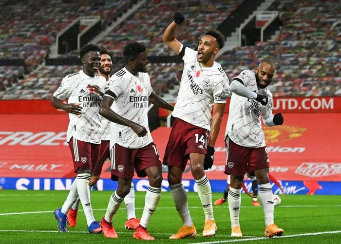 Aubameyang và các đồng đội ăn mừng bàn thắng vào lưới MU.