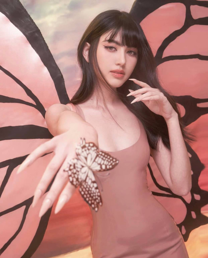 Mỹ nhân xứ sở chùa Vàng hớp hồn người đối diện với thần thái ma mị khi diện cả bộ váy latex màu hồng pastel ôm sát người cùng cánh bướm mộng mơ 