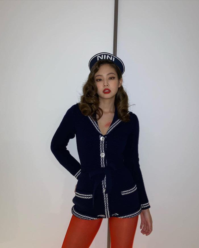 Trong khi đó Jennie Black Pinkk chọn cho mình style cô nàng hải quân thập niên 90s với trang phục đẹp không cần bàn cãi 