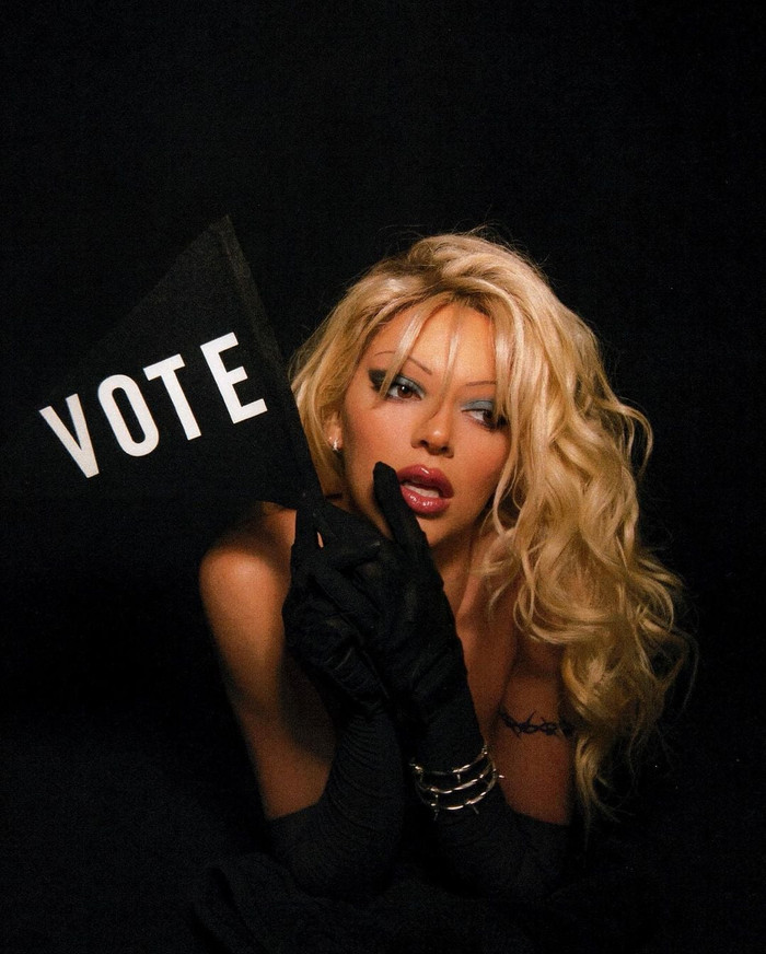 Tạo hình đầy gợi cảm của chân dài 9x khiến dân tình khắp thế giới đều mê mệt