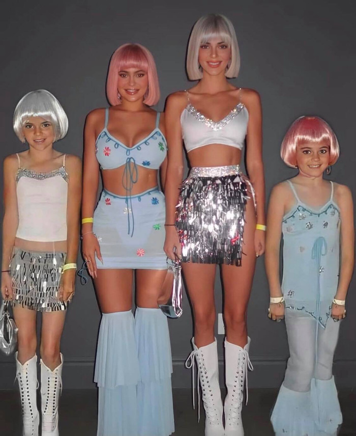 Dân tình phì cười trước trang phục Halloween của hai chị em nhà Kendall & Kylie 