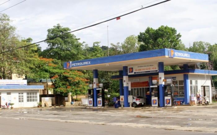 Phát hiện người phụ nữ tử vong trong tư thế treo cổ sau kho xăng dầu Ảnh 2