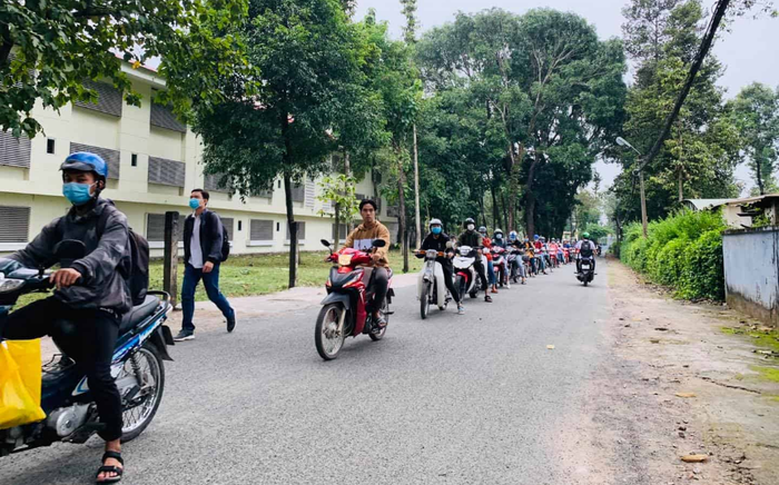 Sinh viên ĐH Nông Lâm TP. HCM nhận nhiều lời khen ngợi bởi văn hoá xếp hàng Ảnh 2