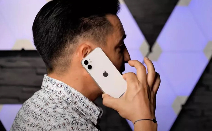 iPhone 12 mini. (Ảnh: Geogre Buhnici)