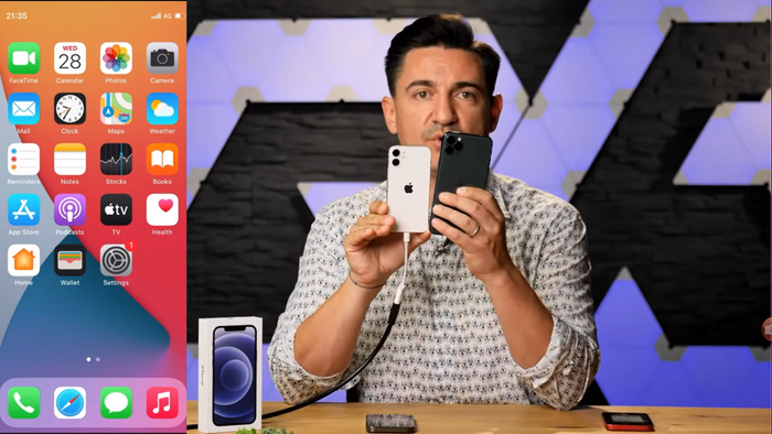 iPhone 12 mini và iPhone 11 Pro Max. (Ảnh: Geogre Buhnici)