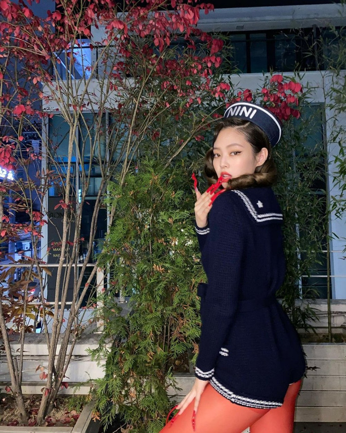 Jennie (Blackpink) tiếp tục 'gây nghiệp', dân mạng chỉ trích: 'Gợi tình, vũ nữ thoát y' Ảnh 8