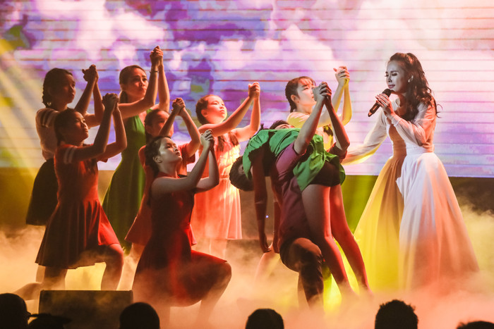 Quốc Cơ - Quốc Nghiệp đấu giá áo dài được 250 triệu ủng hộ miền Trung trong đêm nhạc 'Cùng em vượt lũ' Ảnh 4