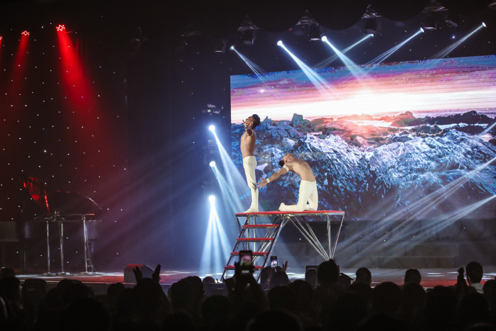 Quốc Cơ - Quốc Nghiệp đấu giá áo dài được 250 triệu ủng hộ miền Trung trong đêm nhạc 'Cùng em vượt lũ' Ảnh 15