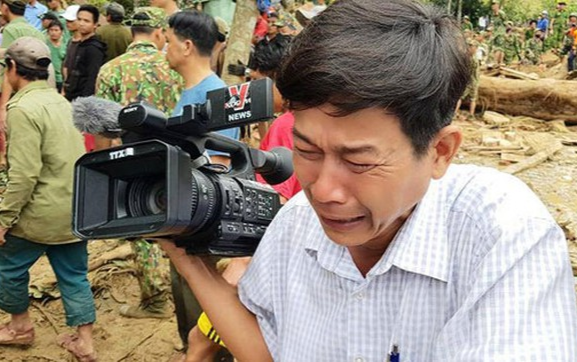 Bức ảnh nam phóng viên khóc nghẹn ngào khi chứng kiến cảnh em bé được đưa ra từ bùn đất gây xúc động mạnh Ảnh 2