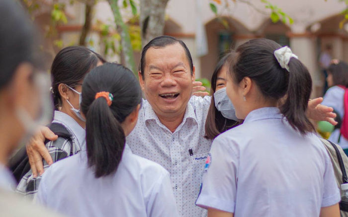 Trước ngày nghỉ hưu, thầy Hiệu trưởng đứng ở cổng trường đón từng học sinh để gửi lời tạm biệt Ảnh 2
