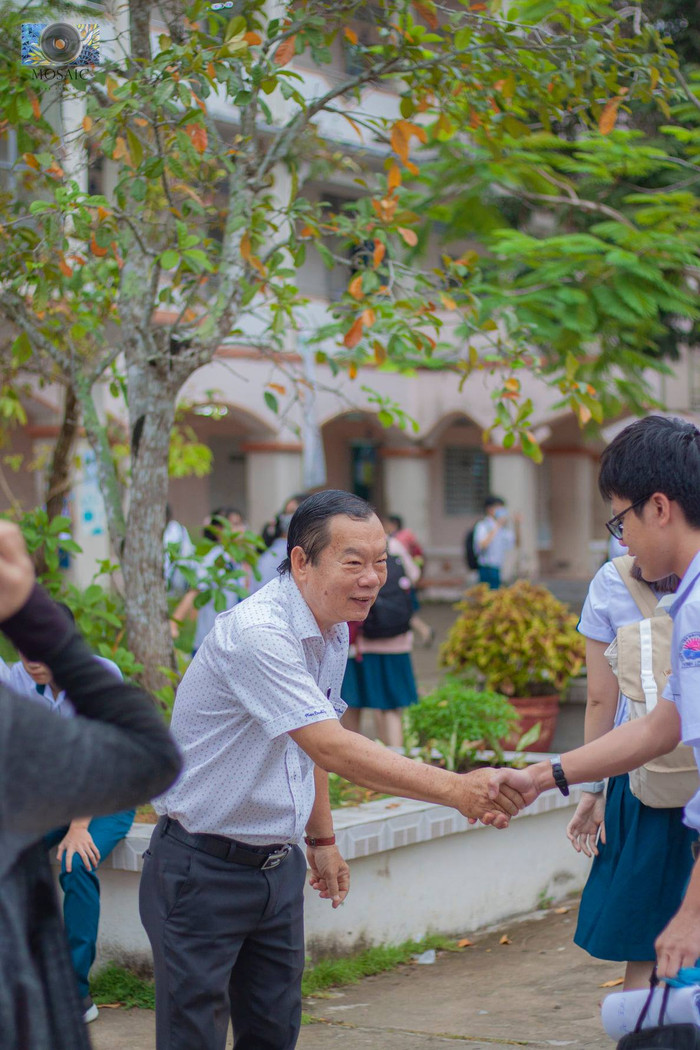 Đáp lại tình cảm và mong ước của thầy Hiệu trưởng, các cô cậu học trò cũng mong muốn thầy Phước sẽ có khoảng thời gian nghỉ ngơi, ở bên gia đình nhiều hơn.