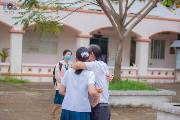 Nova Khang chia sẻ: Thầy ơi, với con, không gì bằng cái ôm ấm áp của thầy đâu. Nhưng vòng tay dang rộng đón chờ chúng con ấy, nay đã phải lùi về. Có lẽ qua hôm nay nữa thôi, con sẽ chẳng được cười đùa cùng thầy, chẳng được thầy bắt tay từng đứa, cũng chẳng được nghe thầy động viên, dạy dỗ nữa rồi. Nhưng thầy ơi, con nhớ mãi những cái bắt tay, cái ôm nghẹn ngào và nụ cười triều mến hôm nay. Con lấy đó làm động lực để tiếp tục chặng đường dài của mình. Thầy sống vui, thầy nhé!