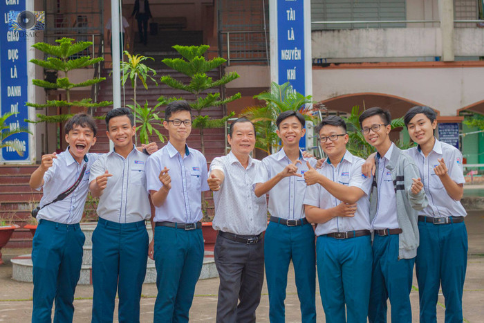 Ngay sau khi loạt ảnh này xuất hiện trên MXH ngay lập tức nhận được nhiều sự quan tâm của CĐM, rất nhiều người tỏ ra xúc động trước tình cảm mà thầy Hiệu trưởng dành cho học trò của mình.