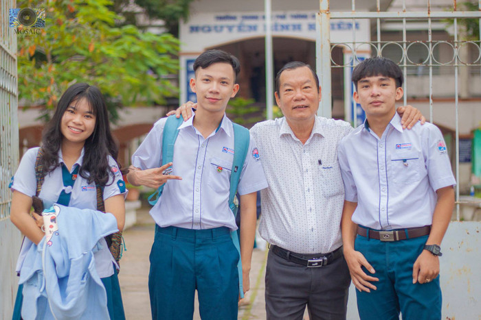  Quả thực, thầy phải tâm huyết lắm với ngôi trường mình gắn bó, phải thương yêu lắm mỗi thế hệ học trò mới có quyết định chia tay học trò chân tình như thế!