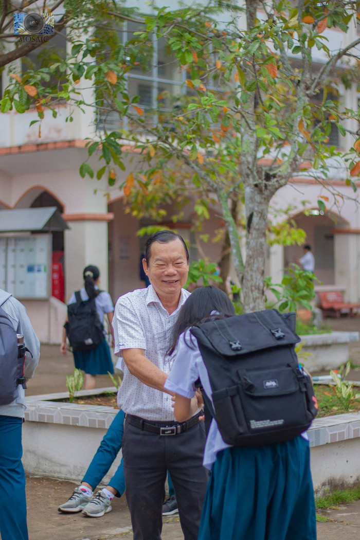 Thầy Phước cho hay, dù trong thời gian tới, thầy không trực tiếp đồng hành cùng các học trò của mình nhưng thầy luôn hy vọng các thế hệ học sinh của mái nhà THPT chuyên Nguyễn Bỉnh Khiêm sẽ tiếp tục duy trì, phát huy truyền thống tốt đẹp của nhà trường. 